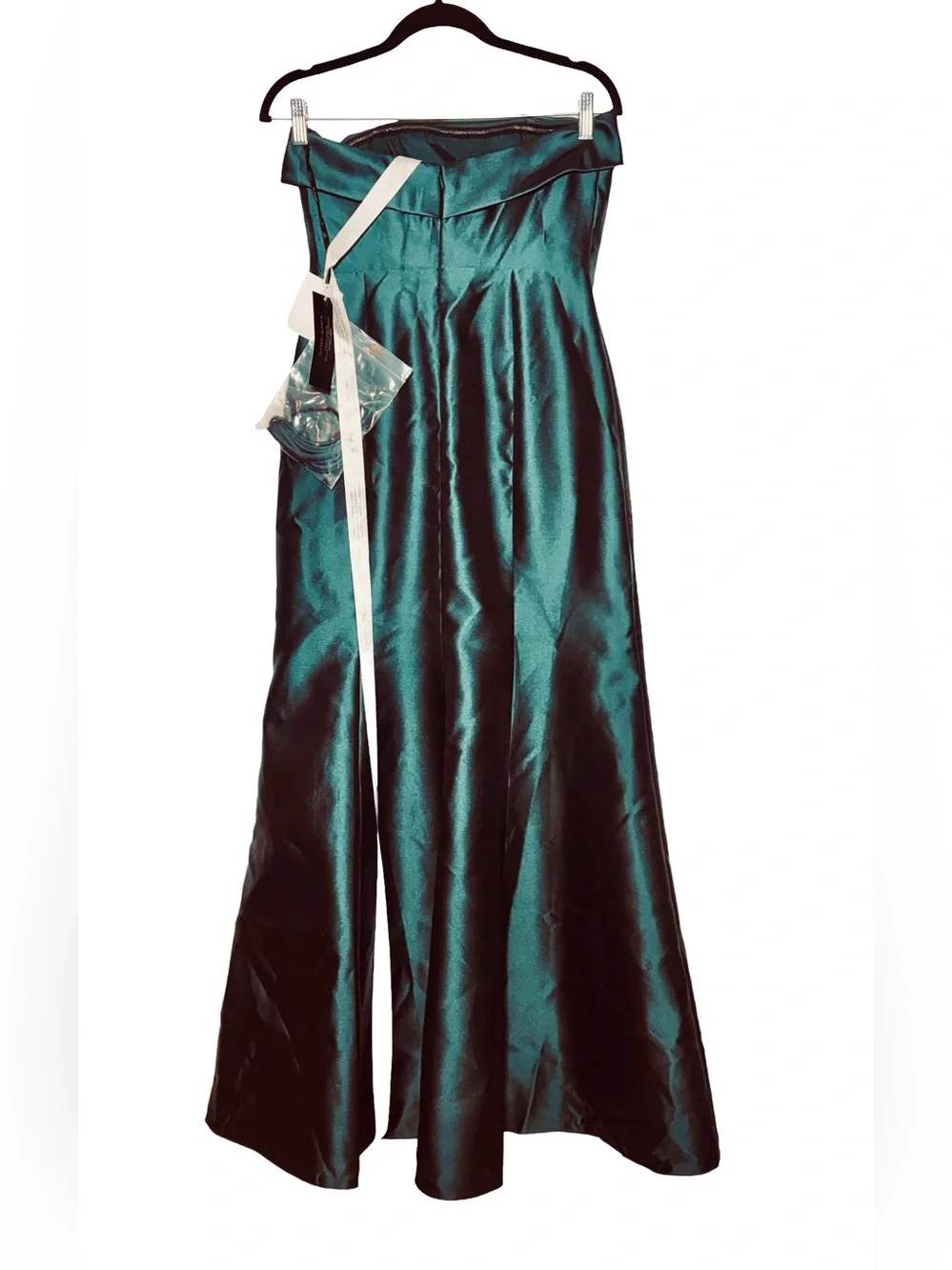 NWT Alfred Sung Strapless Cuff Neckline
Satin Trumpet Gown in Evergreen, Size 4R - Picture 6 of 15